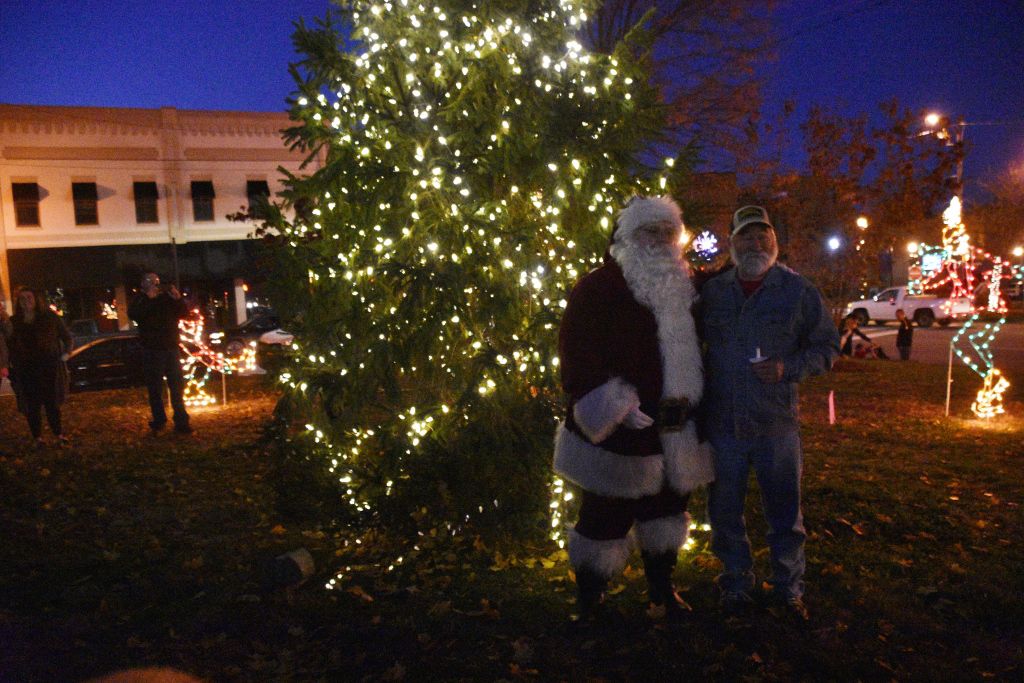 tree lighting 11-2019 305 (1024x683).jpg